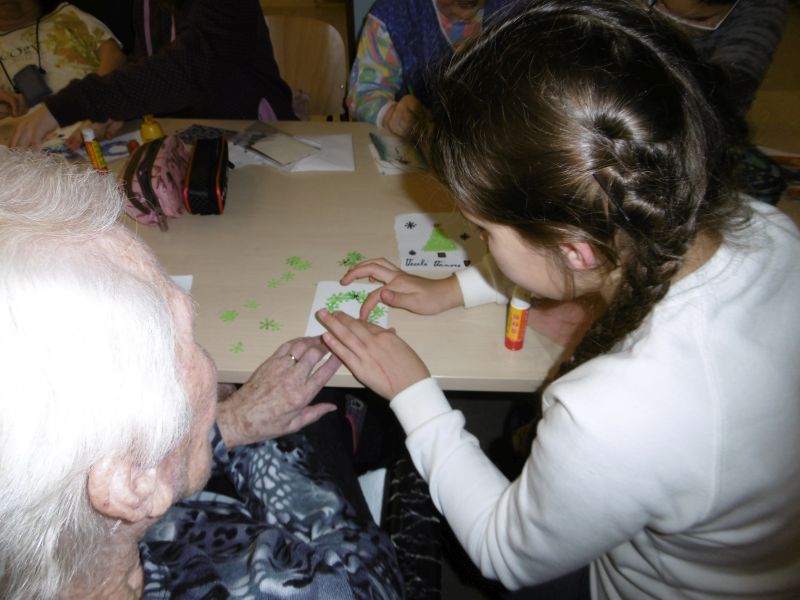 Vánoční tvoření seniorů a dětí ze ZŠ nám. Republiky (1) Vánoční tvoření seniorů a dětí ze ZŠ nám. Republiky (1)